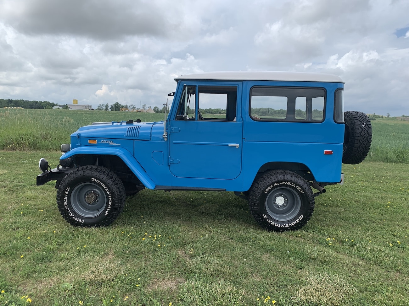 1970 Toyota Land Cruiser 4 x 4 FJ40V Hardtop 3-Speed Manual